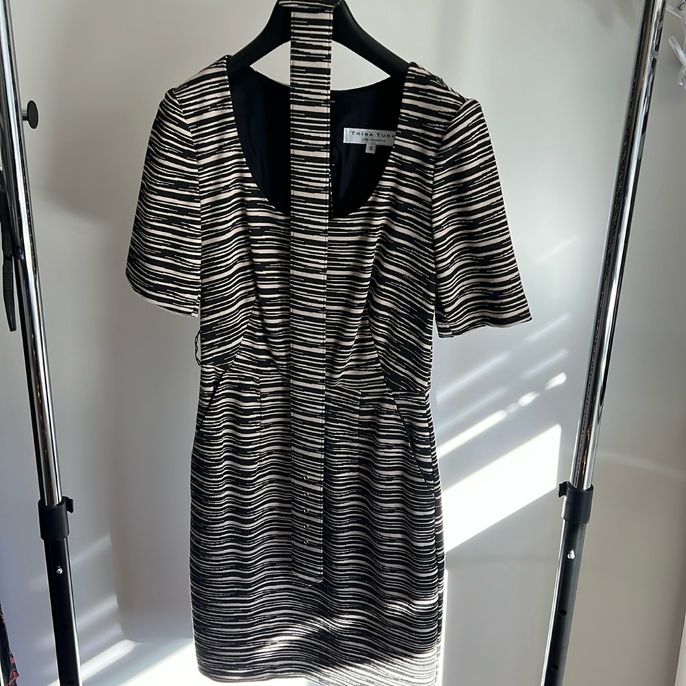 Trina Turk size 0 women’s cream and black dress with back buttons and belt